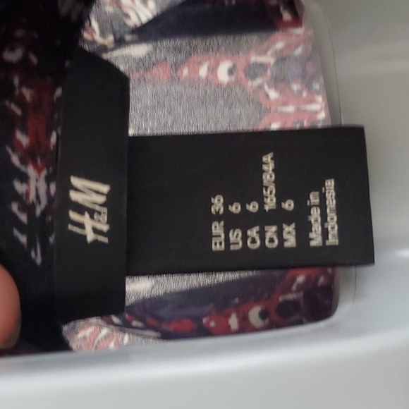 H&M navy blue sleeveless button down shirt - Picture 2 of 4